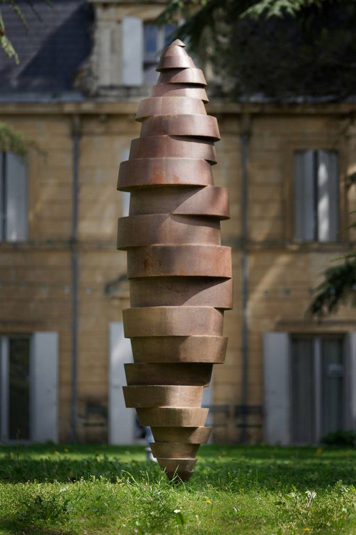 Photographie d'une sculpture monumentale par le photographe Guilhem Brandy, devant la galerie Beukenhof en Belgique